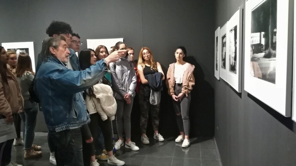 Visita de bachiller (taller de foto) a la exposición del fotógrafo Miguel Apellániz, guiada por él mismo